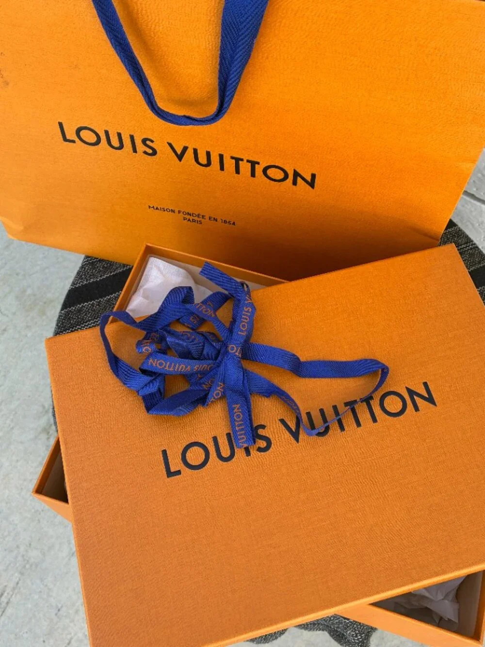 LOUIS VUITTON | Shoe box, shopping bag, and ribbon